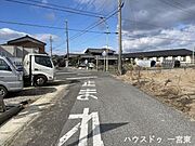 壁の色に変化をつけているので、明るさを保ちつつも落ち着いた印象の浴室です。広々としたバスタブは1日の疲れをリフレッシュ出来そうですね。