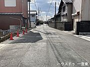 洗面台には収納もしっかりついていますので、洗剤やシャンプーなどのストックもできます。大きな鏡で朝の身支度も楽々♪