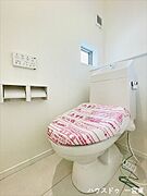 明るく、清潔感のあるトイレです。棚には雑貨を飾ったり、観葉植物を置いても良いですね。