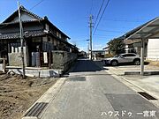 北側幅員約4mの前面道路です。普通車が1台通れる幅となります。大型車の通行が少ないので、振動や騒音が抑えられます。