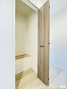 【2階廊下】あると嬉しい廊下収納は掃除用品を入れたり、各部屋に収まりきらないものを収納したりと重宝します。
