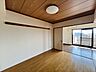 洋室：●リビング隣接6帖洋室●建具を大きく開放できるので、リビングと一体感のある空間になります。