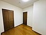 洋室：●5帖洋室●収納スペースがついたお部屋です。窓もついているため、室内に光が届きます。
