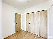 【5帖洋室】収納スペースも完備された洋室は、子供部屋としても、寝室としてもお使い頂けます。