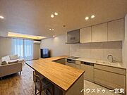 【リビング】※家具消し加工をおこなっています。カウンターで軽食を楽しむことができます
