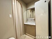 【洗面室】鏡の裏は収納になっています。水栓は壁付けなので水垢がたまることがなくお手入れもしやすいです