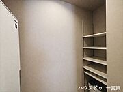 【洗面室】※家具消し加工をおこなっています。洗剤やシャンプーなどのストック用品を置いておけます