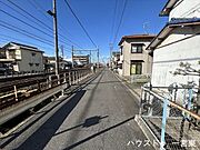 西側の公道は約4.5ｍ。間口は約8.0ｍあります。