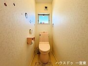 【2階】小窓の手前には芳香剤を置いたり小物を置くことができますね。