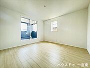 ≪2階8帖≫一番広い居室ですので主寝室に最適です。窓があるので換気も良好です。