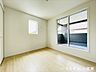 洋室：【5.2帖】書斎や趣味の部屋としてもお使いいただけます。南側からバルコニーに出られます。