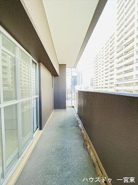 【北側】角部屋の二面バルコニーで、採光・通風ともに良好です。開放感のある明るい空間を実現します。