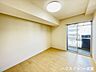 洋室：【6帖東】全居室6帖以上でゆとりある空間となっています。それぞれ自分だけのプライベート空間を持てるのが嬉しい設計です。