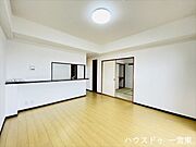 南向きのリビングは日当り良好です。隣には和室も続いているので、扉をオープンにして空間を広く使うことも出来ますね！