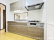 使い勝手の良く木目の美しいシステムキッチン。