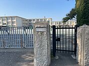 西成小学校【教育目標】「温かい人間関係の中で安心できる居場所があり、互いに笑顔で認め合い、自信を持って生活できる学校」を目指し「保護者・地域から信頼される学校づくり」を行っていきます 1060m
