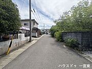 ≪西側南向き　幅約4.0ｍ≫車がすれ違うには厳しい道幅ですが、車はスピードを抑えて走行するので、お子様にも安全な道幅となっています。
