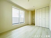【6.5帖】朝日がやさしく差し込むお部屋なので気持ちの良い朝を迎えられそうですね。