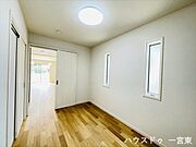 【1階5帖洋室】仕切りを開けると家族団らんの開放的空間。閉めれば固有のスペースが作れます。
