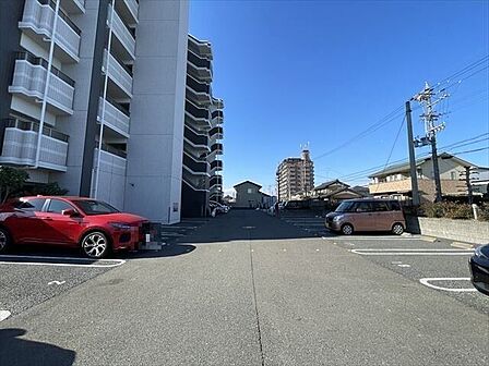 広々としていて駐車が苦手な方でも安心して停めることが出来ますね。
