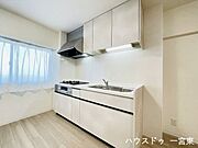 しっかりと収納力もある、スタイリッシュなデザインのシステムキッチンです。