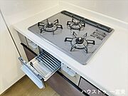 【コンロ】同時に調理ができるので忙しい時も時短になりますね。お魚の他にも焼き物調理を楽しめるグリル付きです。