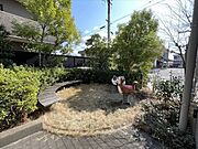 待ち合わせや晴れた日に日向ぼっこ、小さいお子様とお買い物後のおやつタイムにも◎