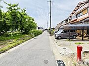 【南側西向き】幅員約3.2mの前面道路です。車はスピードを控えるので事故率の軽減や歩行者も安心して通行できます。