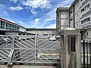 葉栗小学校【教育目標】知・徳・体の調和がとれ、夢に向かって挑戦する「未来を拓く子ども」の育成【めざす子ども像】・自ら学び、考え、行動する子・思いやりのある子・丈夫でたくましい子 1060m
