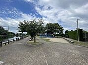浅井山公園駐車場が広く、遊具も充実した広い公園です。バリアフリー対応で、大きな池があり、新温故井橋を歩いて渡ることもできます。 1130m
