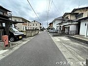 【北側東向き】幅員約4mの前面道路です。普通車が1台通れる幅となります。大型車の通行が少ないので、振動や騒音が抑えられます。