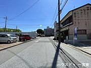 【北側東向き】幅員約8ｍの前面道路です。広々としていて、街並みが開放的で圧迫感がありません。