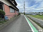 【西側北向き】幅員約4mの前面道路です。車1台が余裕を持って通れる道幅です。車はスピードを控えるので事故率の軽減や歩行者も安心して通行できます。