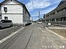 外観：≪南側西向き　幅約5.3ｍ≫2台の車がすれ違うことが出来る道幅です。車の出し入れもゆったりとする事が出来ます。