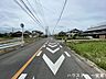 外観：【南側西向き】幅員約7.2mの前面道路です。引越し業者のトラックも問題なく停めて置くことが出来る道幅です。