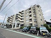 明るいベージュの落ち着いたアースカラーの外観です。