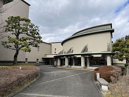 一宮市博物館休館日:月曜日(ただし休日に当たる場合は翌日休館)、休日の翌日、(ただし土曜・日曜または休日の場合は開館)、年末年始、展示替え等による整理期間※中学生以下・65歳以上観覧無料 840m
