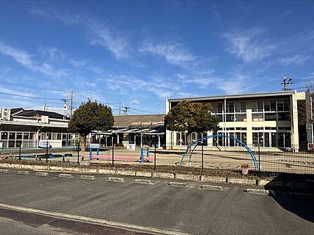 一宮尚正会保育園◇特色◇子どもの自立を促すために、自分で出来ることは時間がかかってもさせ、見届けてくれます。異年齢クラスとの交流も多く上の子が下の子に教えることができるようになるそうです。 1010m