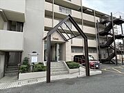 植栽も手入れが行き届いていて清潔感があります。エントランスは訪問者が最初に訪れる場であり、第一印象を決める顔ともいえる場所です。
