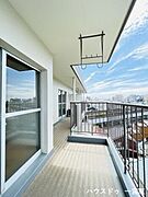 明るい日差したっぷりのバルコニーです♪こんな天気の良い日は気持ち良く洗濯物を干せますね。
