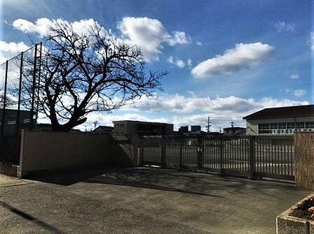 宮西小学校自立を支援し、自立を学ばせる【教育目標】「夢と力と思いやり」のある子を育てる【めざす児童像】・夢に向かって努力する子・確かな学力・体力を持つ子・思いやりのある行動 1190m