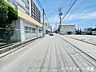 外観：≪南側東向き≫幅員が広く見通しの良い前面道路。交通量はありますが、その分アクセスのしやすさも魅力です。