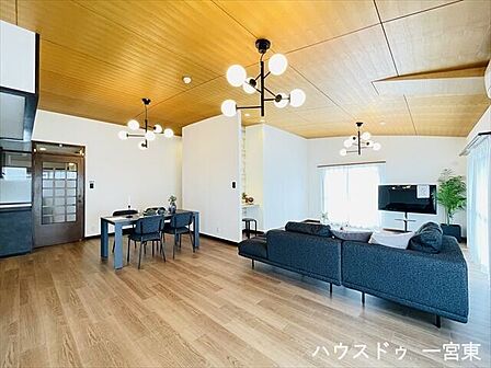 南向きのリビングは日当り良好です。隣には5.6帖の洋室も続いているので、扉をオープンにして空間を広く使うことも出来ますね!