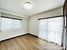 洋室：【6.5帖】一番広いお部屋になっています。クローゼットも大きいので、主寝室の利用に適しています。