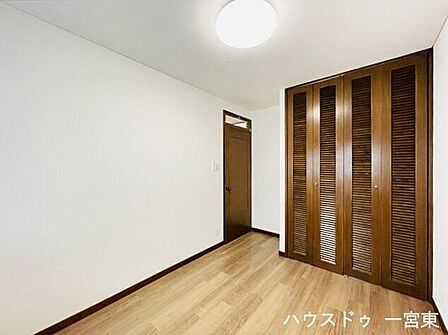 【5.5帖西】収納スペースも完備された洋室は、子供部屋としても、寝室としてもお使い頂けます。