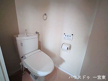 シンプルで使いやすく、毎日気持ちよく使えるトイレ空間。温水洗浄便座も備えられています。