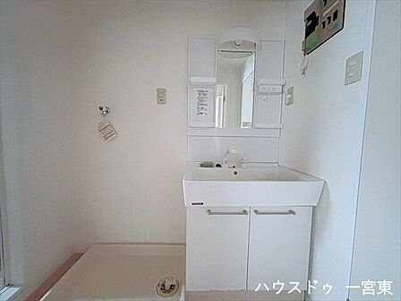 毎日お使いになる洗面所は、明るく清潔感のあるスペースです。洗面台には収納もしっかりついていますので、洗剤やシャンプーなどのストックもできます。