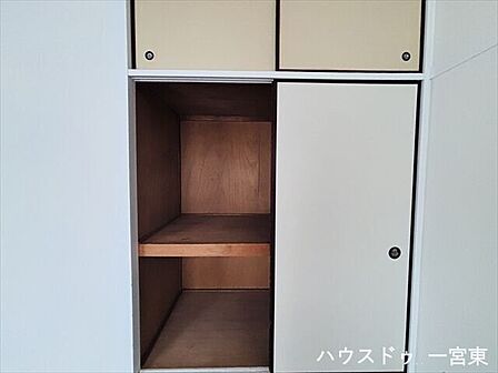 ≪リビング≫見た目以上の収納力。奥行きを活かして、季節物やかさばる物もすっきり収まります。
