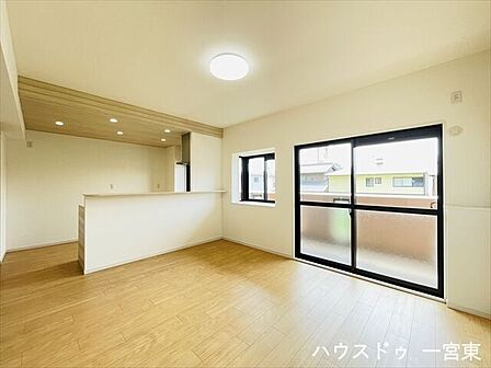 家族でくつろぐスペースは気持ちの良い空間で過ごしたいですよね。南向きの窓から陽射しが入り、採光・通風共に良好です。