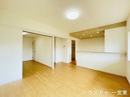 南向きのリビングは日当り良好です。隣には6帖の洋室も続いているので、扉をオープンにして空間を広く使うことも出来ますね！